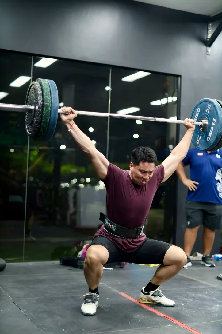 Tob Prudthirungsi in a deep overhead squat with a barbell